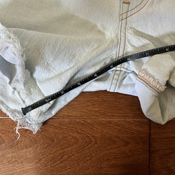 Light wash Levi’s 501 shorts - Picture 4 of 7